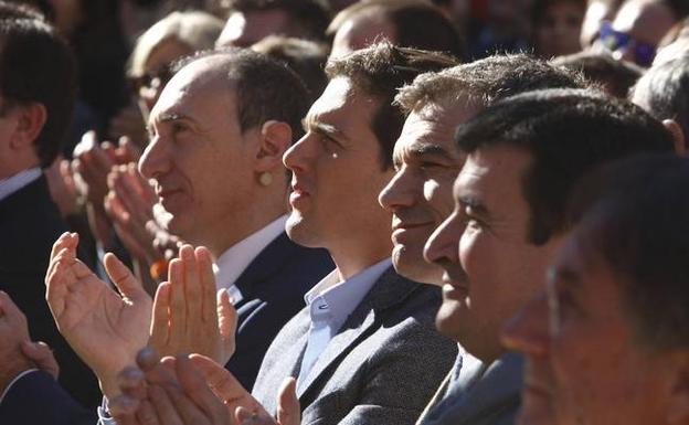 AlbertRrbera y Toni Canto durante un mitin de Ciudadanos en la Plaza del Patriarca de Valencia.