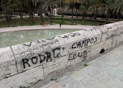 Imagen secundaria 1 - Paneles de Blanquerías, señalización del la Vía Augusta y Puente del Mar dañados. 