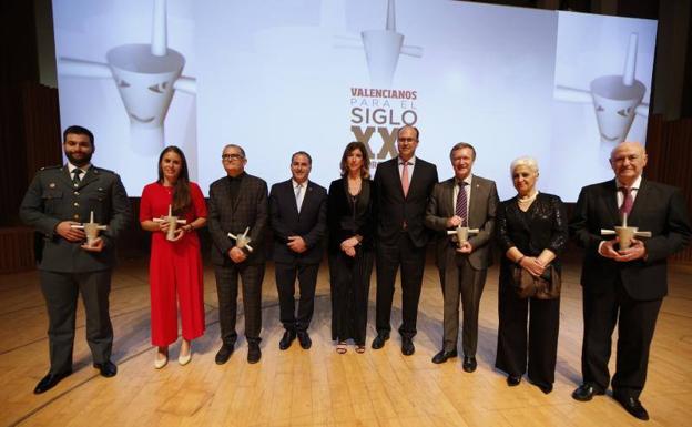 Foto de familia de los galardonados en los premios Valencianos para el Siglo XXI.