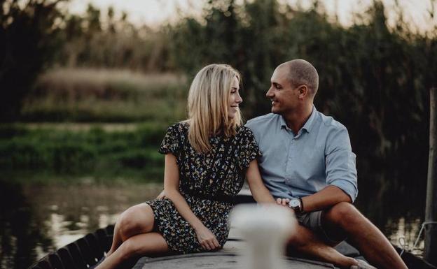 Mónica y Víctor posan enamorados en una foto antes de las complicaciones para su enlace. 