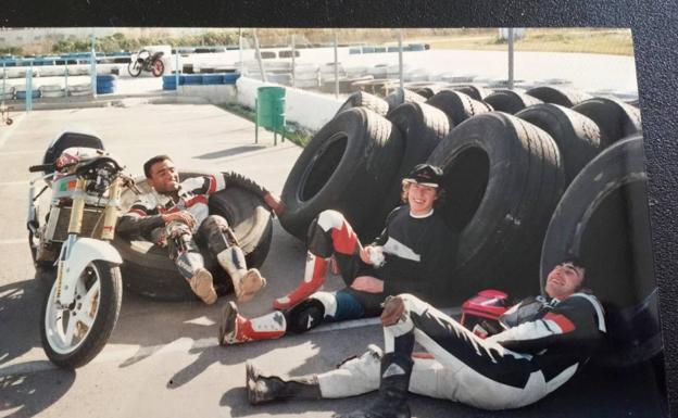 Imagen principal - 1. En sus comienzos, con otros compañeros de circuito. 2. En pista, durante el campeonato de España de Velocidad de 250 cc de 1999. 3. Un joven Jorge Lis Ortega en el podio, tras ganar el subcampeonato nacional junior de 250 cc. Era 1997. Tenía 22 años.