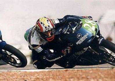 Imagen secundaria 1 - 1. En sus comienzos, con otros compañeros de circuito. 2. En pista, durante el campeonato de España de Velocidad de 250 cc de 1999. 3. Un joven Jorge Lis Ortega en el podio, tras ganar el subcampeonato nacional junior de 250 cc. Era 1997. Tenía 22 años.