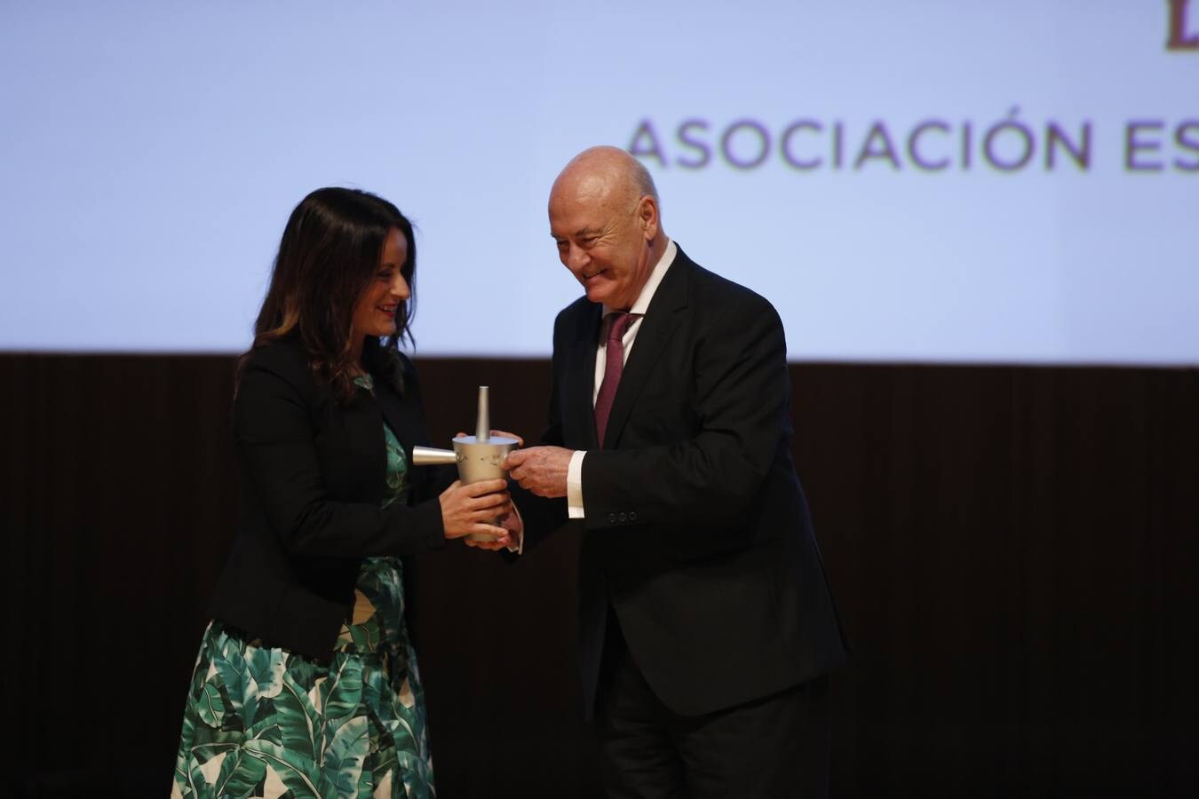 La redactora Inés Herrero entrega el premio Valenciano para el Siglo XXI de LAS PROVINCIAS 2018, a Tomás Trenor, en nombre de la Junta Provincial de la Asociación Española contra el Cáncer.