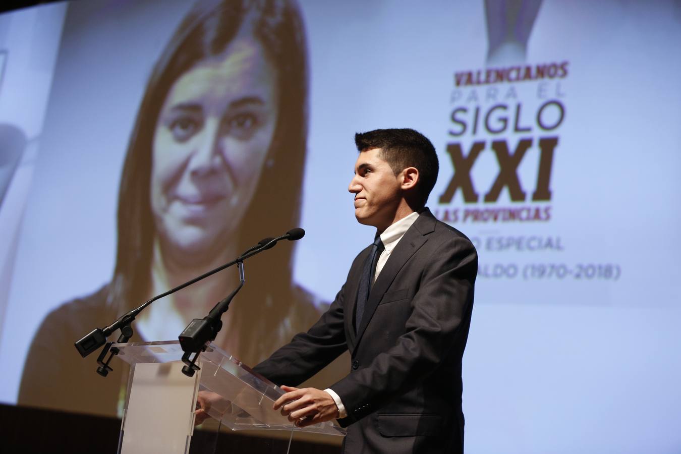 Pepe Morató, hijo de Majo Grimaldo, tras el premio especial a la subdirectora del periódico, fallecida el 1 de noviembre.