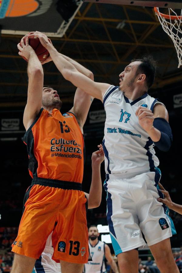 Estas son las imágenes que deja la séptima jornada de la competición europea en la Fonteta. Ganaron los taronja (101-83) 