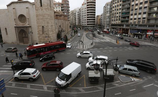 La plaza de San Agustín, vista desde la calle Guillem de Castro. 