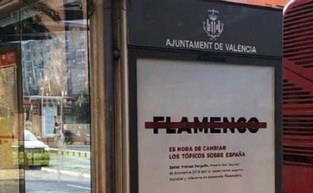 Publicidad en una marquesina de la EMT de Valencia.