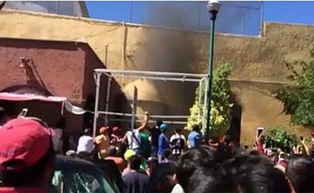 Queman vivos entre aplausos a dos hombres por un bulo de Whatsapp