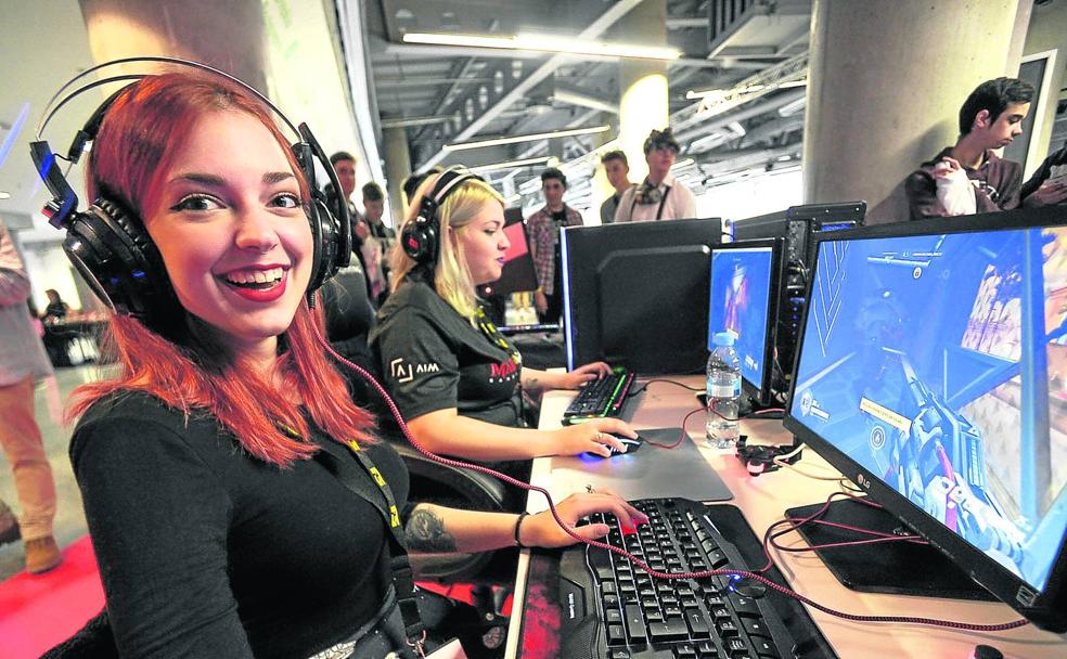 Varias chicas prueban un videojuego en la anterior edición del Fun&Serious.