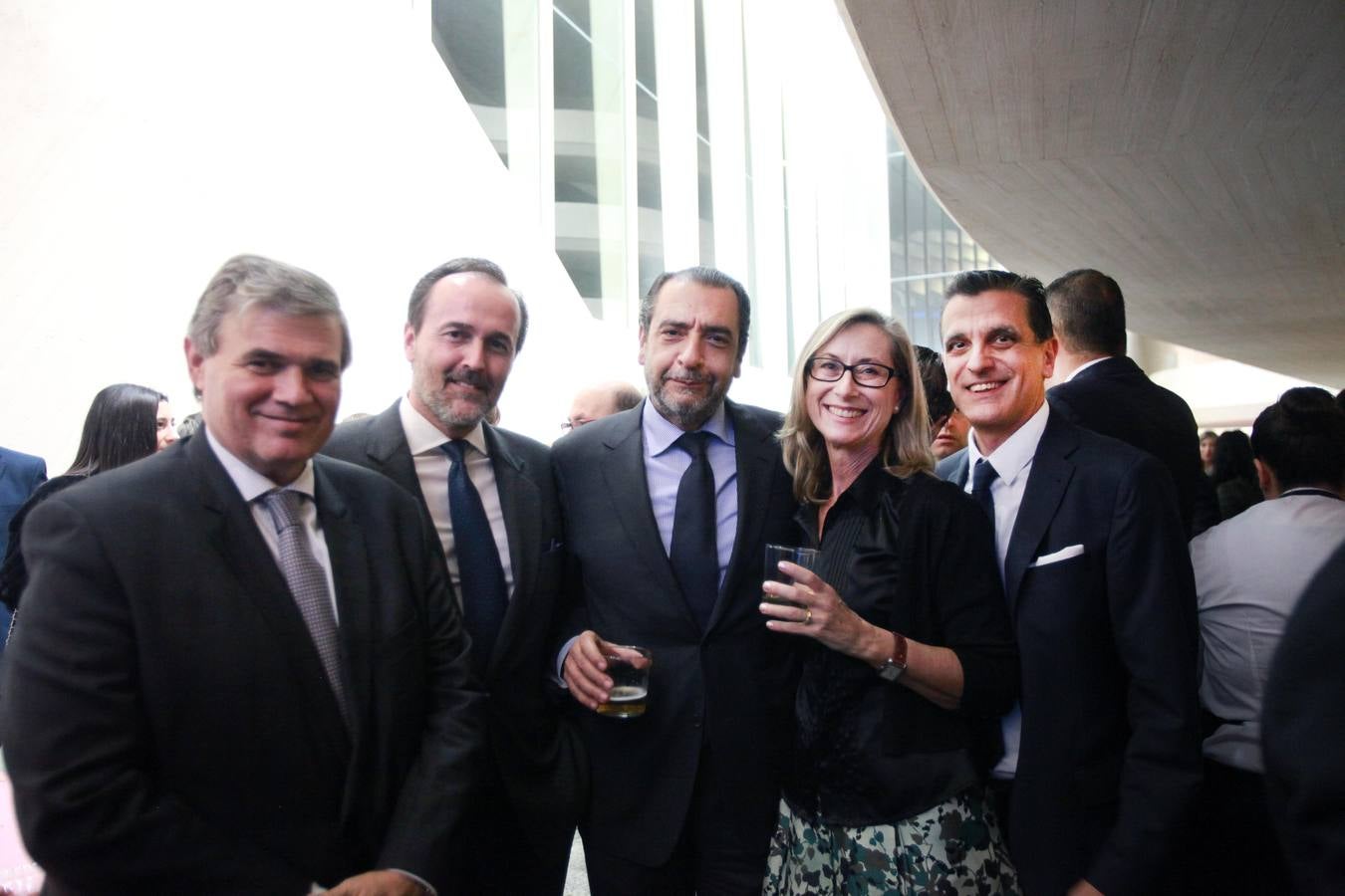 De izquierda a derecha, Javier Viciano, defensor universitario de la ViU, el catedrático Mariano Aznar y el abogado Ignacio Tormo, con María José Rodríguez y Pablo Salazar.