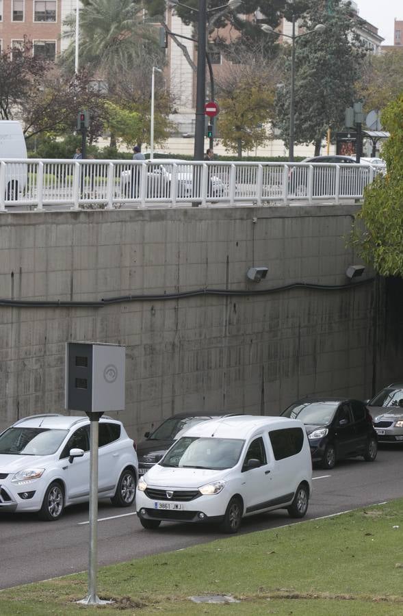 Uno de los nuevos radares fijos colocados en Valencia, en el túnel de la avenida del Cid.