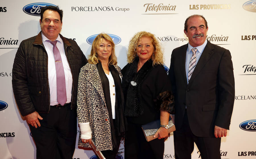 Chelo Montesinos y Agustín López (d), padres de Estefanía López (FMV), la indumentarista Carmen Asins y Patxi González.