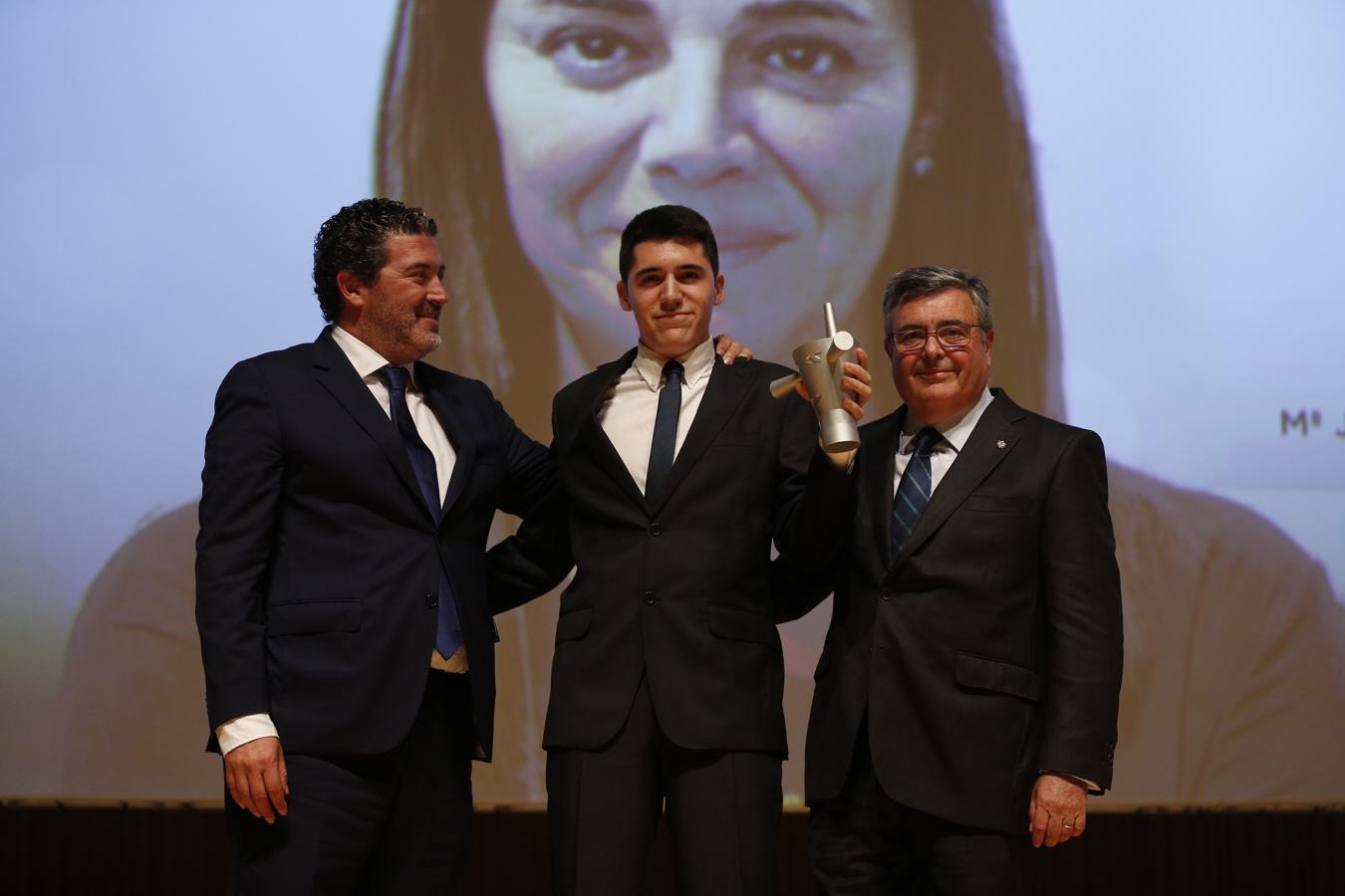 Julián Quirós, Pepe Morató y Gonzalo Zarranz, en la entrega del premio especial dedicado a la subdirectora de LAS PROVINCIAS, María José Grimaldo.