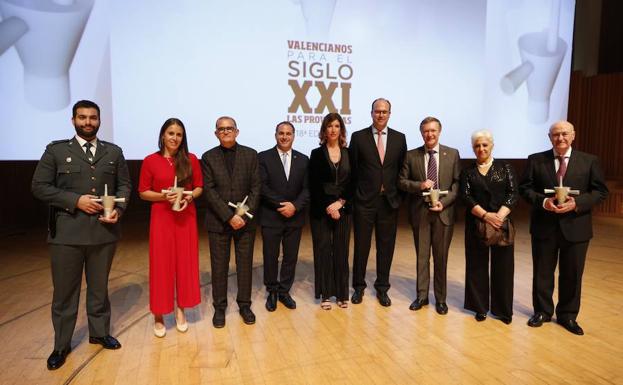 Foto de familia de los premiados en la gala, el teniente Óscar Arenas, la tenista Anabel Medina, José Miguel G. Cortés, los directivos de la Universitat Politècnica de València y Tomás Trenor, presidente de la Junta Provincial de Valencia de la Asociación Española Contra el Cáncer.