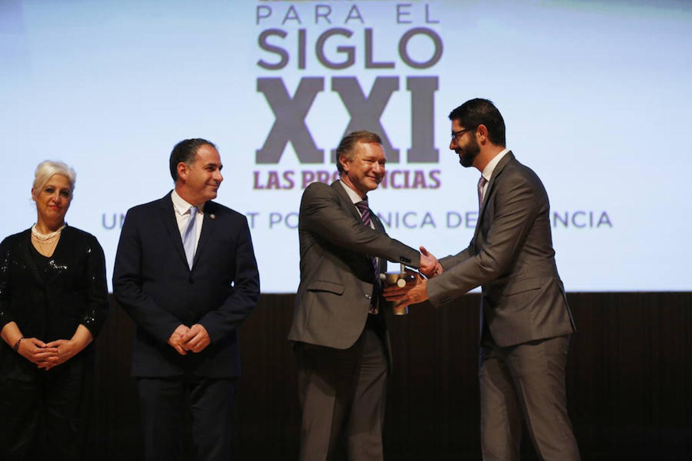 Universitat Politècnica | Ximo Batista, redactor de Educación de LAS PROVINCIAS, entrega el premio al equipo directivo de la UPV.