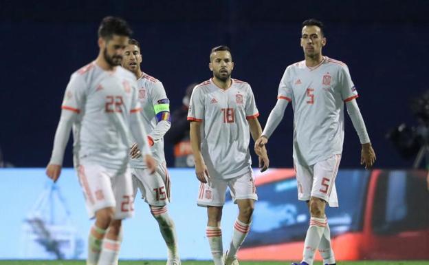 Los futbolistas españoles, cariacontecidos. 