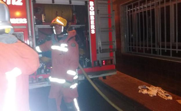 Los bomberos intervienen en el incendio.