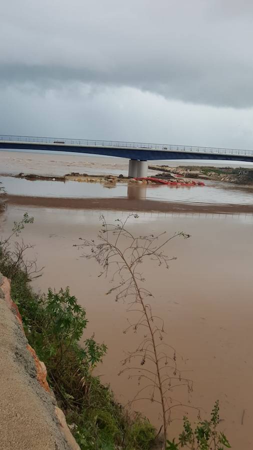 En doce horas se registrado hasta 300 litros por metro cuadrado en Ador, 285,2 litros en la localidad de Rótova; 213,4 en Barx; en La Font d'en Carròs, 157; 144,2 en Villalonga; y 134 en Pinet.