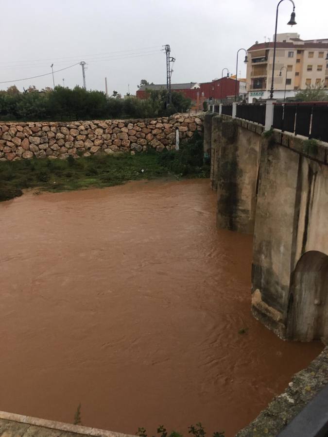 En doce horas se registrado hasta 300 litros por metro cuadrado en Ador, 285,2 litros en la localidad de Rótova; 213,4 en Barx; en La Font d'en Carròs, 157; 144,2 en Villalonga; y 134 en Pinet.