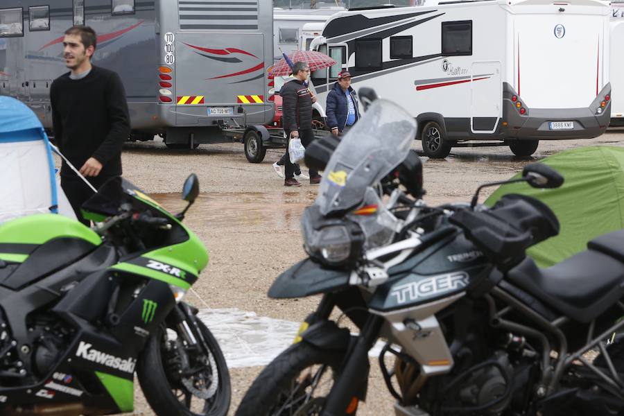 Los aficionados empiezan a llegar al Circuito Ricardo Tormo en una jornada marcada por las precipitaciones. Desde las 9 horas y hasta las 15.50 se celebran, durante este viernes, los primeros entrenamientos libres del Gran Premio de Motociclismo de la Comunitat Valenciana.