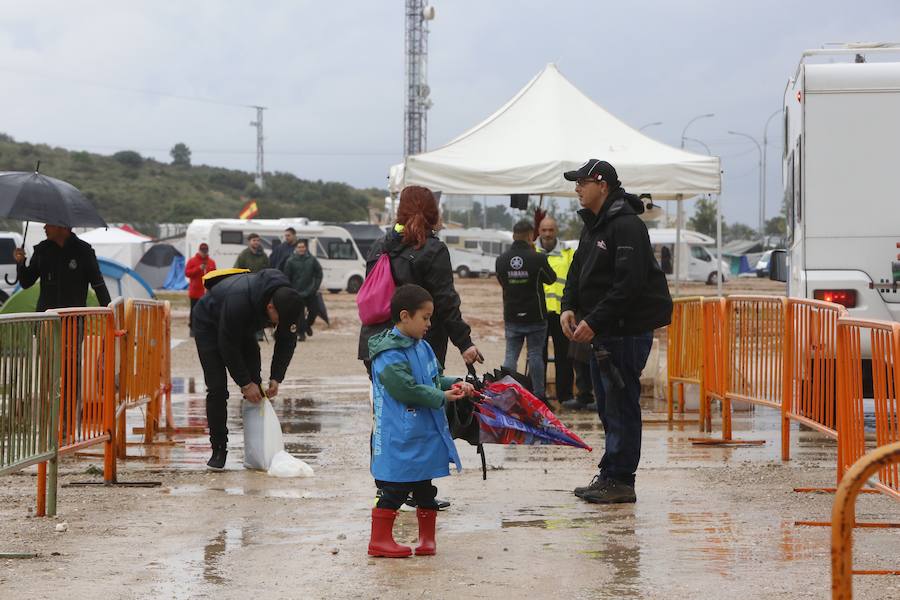 Los aficionados empiezan a llegar al Circuito Ricardo Tormo en una jornada marcada por las precipitaciones. Desde las 9 horas y hasta las 15.50 se celebran, durante este viernes, los primeros entrenamientos libres del Gran Premio de Motociclismo de la Comunitat Valenciana.