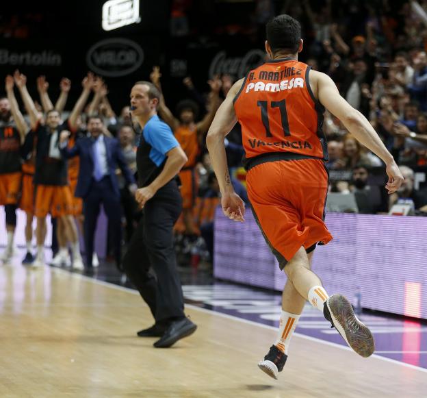 Rafa Martínez celebra con el banquillo del Valencia Basket el triple con el que certificó su regreso. 