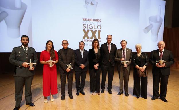 Foto de familia de los premiados en la gala, el teniente Óscar Arenas, la tenista Anabel Medina, José Miguel G. Cortés, los directivos de la Universitat Politècnica de València y Tomás Trenor, presidente de la Junta Provincial de Valencia de la Asociación Española Contra el Cáncer.