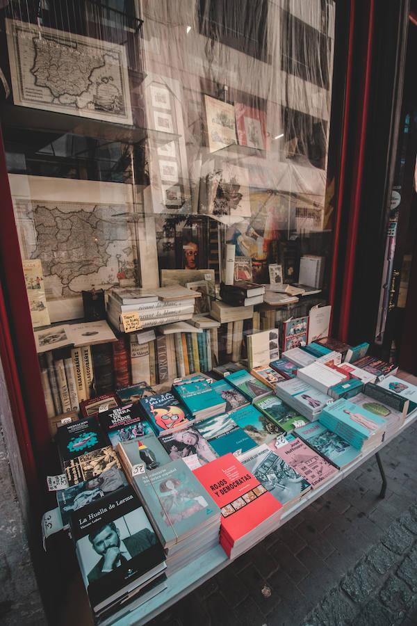 En Valencia existen dos lugares en los que aún se respira ese aliento de ilusión y optimismo por el formato de papel. La librería Anticuario Rafael Solaz y El Asilo del Libro, dos enclaves únicos en la ciudad ubicados en pleno barrio del Mercado, en los que los amantes de la lectura pueden sumergirse horas y perder la noción del tiempo para celebrar el Día de las Librerías. 