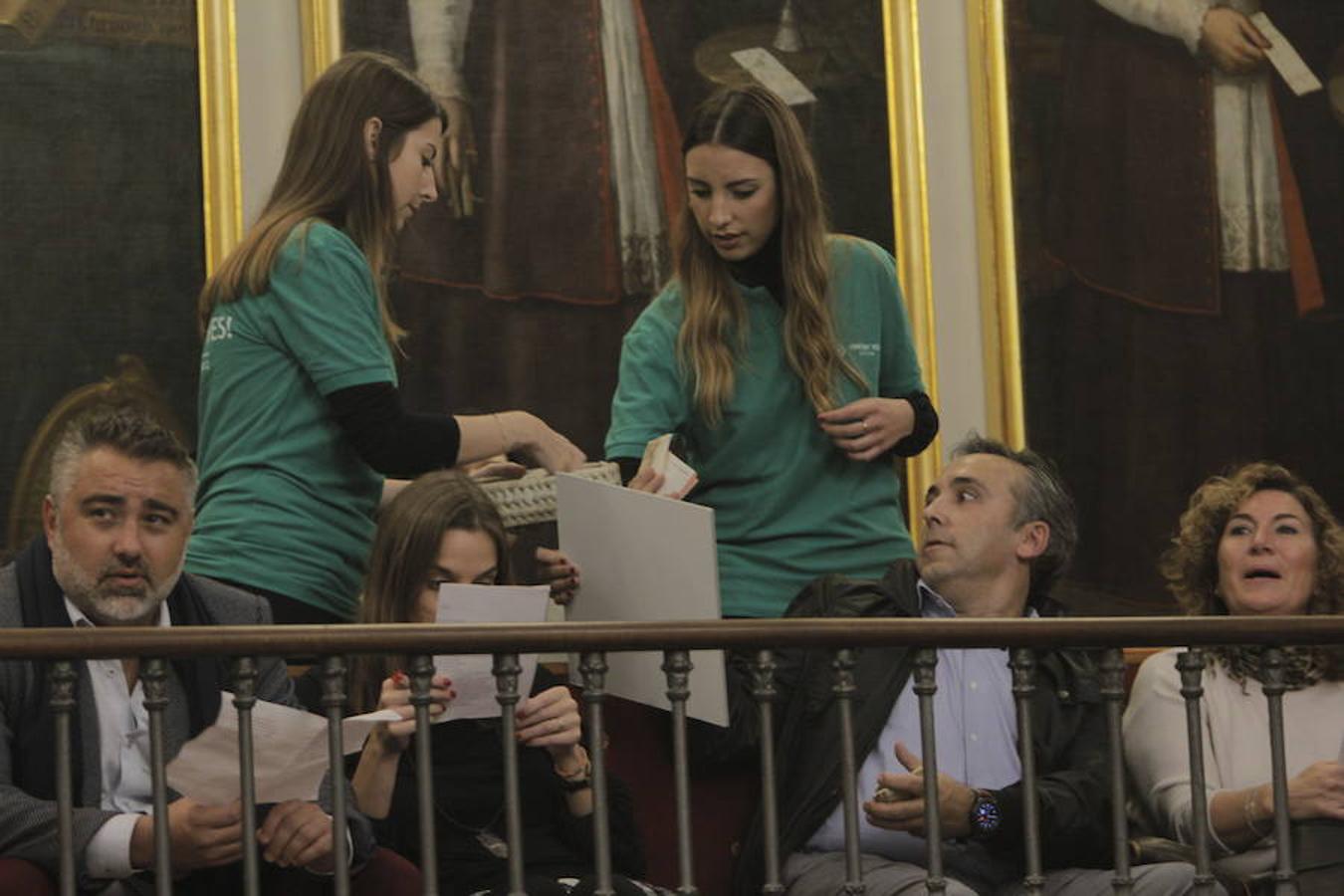 La organización valenciana One Day Yes ha logrado de nuevo su objetivo con la subasta solidaria que se ha celebrado en el Centro Cultural de la Nau. El evento ha reunido a más de 300 valencianos que quisieron colaborar en el proyecto: cubrir el coste del programa de nutrición de los niños de la escuela Twashukuru Nursery School en Lamu (Kenia). La sociedad valenciana se volcó con este evento. La obra del artista valenciano Nassio Bayarrri fue la que consiguió la puja más alta de toda la noche.