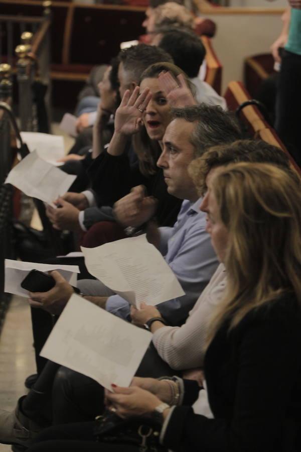 La organización valenciana One Day Yes ha logrado de nuevo su objetivo con la subasta solidaria que se ha celebrado en el Centro Cultural de la Nau. El evento ha reunido a más de 300 valencianos que quisieron colaborar en el proyecto: cubrir el coste del programa de nutrición de los niños de la escuela Twashukuru Nursery School en Lamu (Kenia). La sociedad valenciana se volcó con este evento. La obra del artista valenciano Nassio Bayarrri fue la que consiguió la puja más alta de toda la noche.