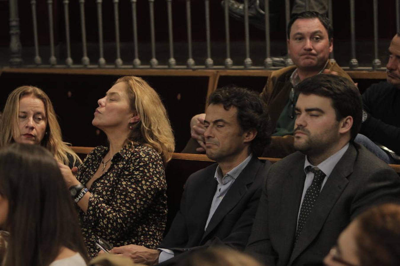 La organización valenciana One Day Yes ha logrado de nuevo su objetivo con la subasta solidaria que se ha celebrado en el Centro Cultural de la Nau. El evento ha reunido a más de 300 valencianos que quisieron colaborar en el proyecto: cubrir el coste del programa de nutrición de los niños de la escuela Twashukuru Nursery School en Lamu (Kenia). La sociedad valenciana se volcó con este evento. La obra del artista valenciano Nassio Bayarrri fue la que consiguió la puja más alta de toda la noche.