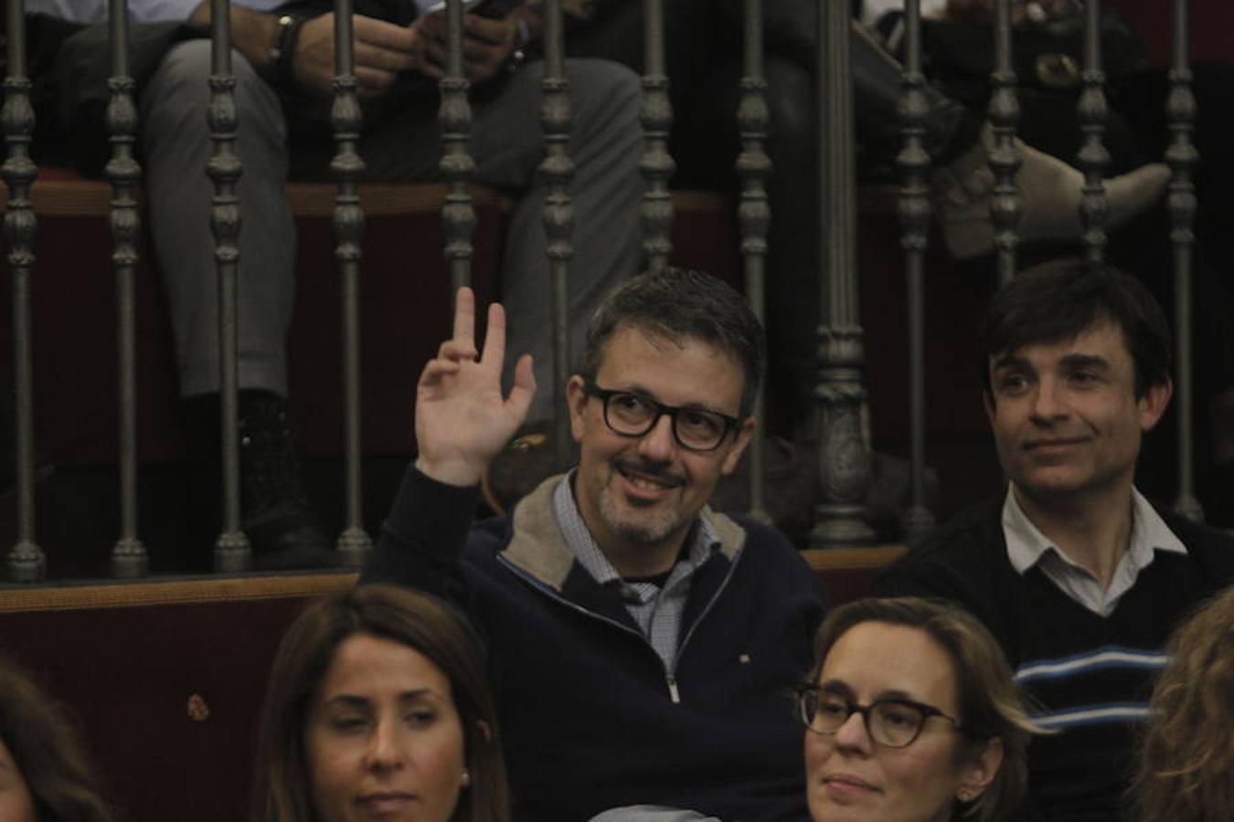 La organización valenciana One Day Yes ha logrado de nuevo su objetivo con la subasta solidaria que se ha celebrado en el Centro Cultural de la Nau. El evento ha reunido a más de 300 valencianos que quisieron colaborar en el proyecto: cubrir el coste del programa de nutrición de los niños de la escuela Twashukuru Nursery School en Lamu (Kenia). La sociedad valenciana se volcó con este evento. La obra del artista valenciano Nassio Bayarrri fue la que consiguió la puja más alta de toda la noche.