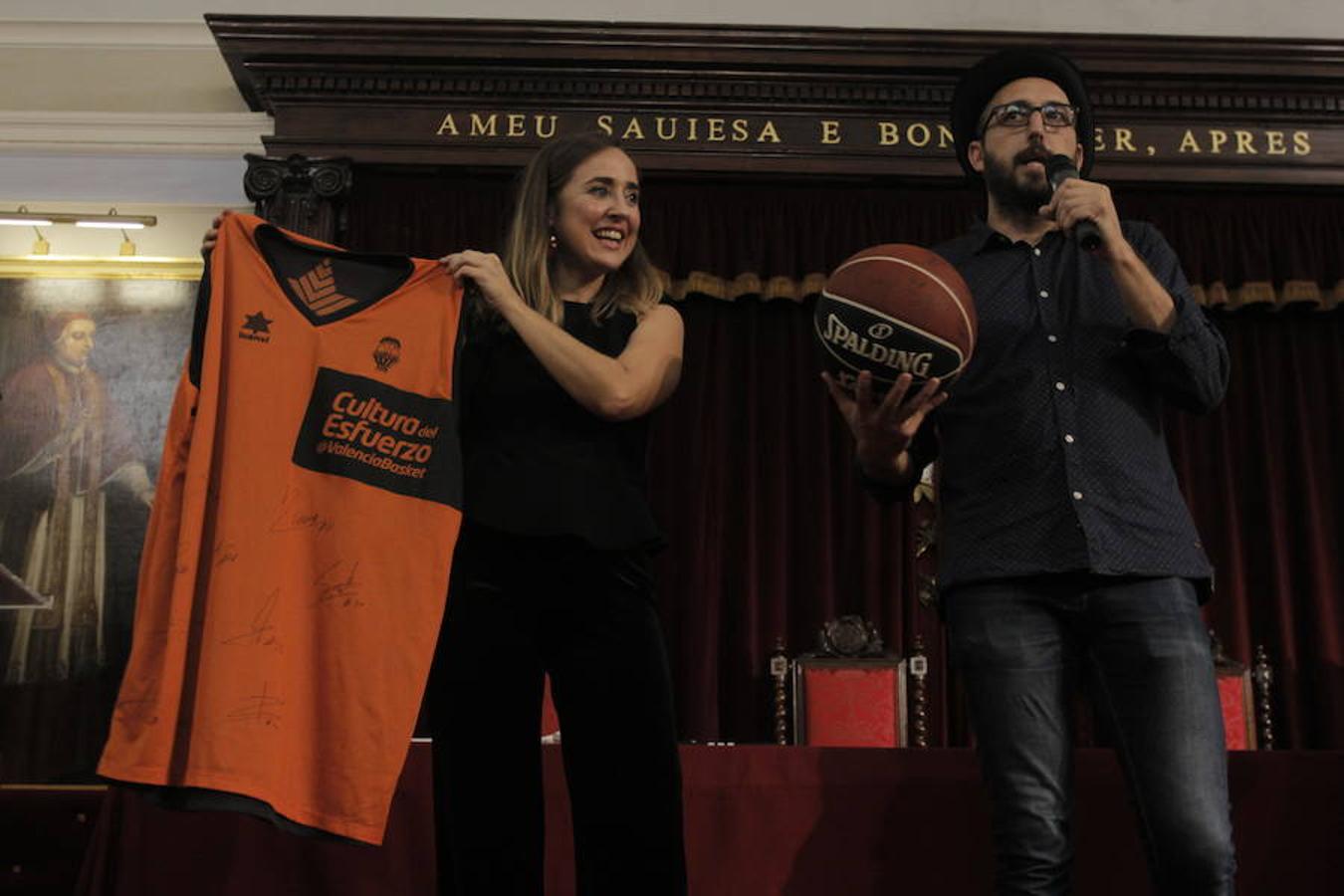 La organización valenciana One Day Yes ha logrado de nuevo su objetivo con la subasta solidaria que se ha celebrado en el Centro Cultural de la Nau. El evento ha reunido a más de 300 valencianos que quisieron colaborar en el proyecto: cubrir el coste del programa de nutrición de los niños de la escuela Twashukuru Nursery School en Lamu (Kenia). La sociedad valenciana se volcó con este evento. La obra del artista valenciano Nassio Bayarrri fue la que consiguió la puja más alta de toda la noche.