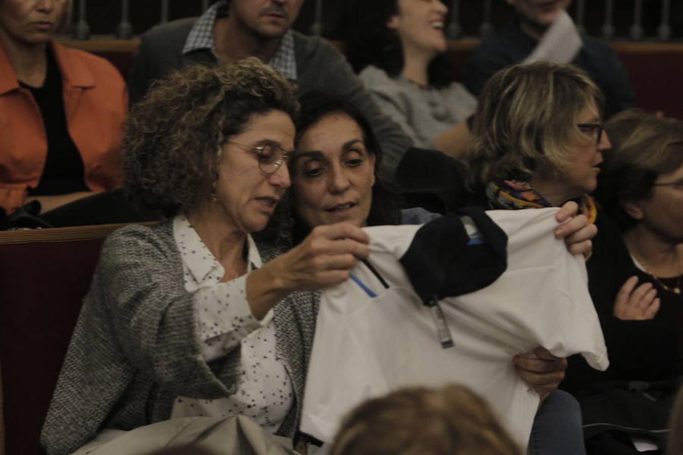 La organización valenciana One Day Yes ha logrado de nuevo su objetivo con la subasta solidaria que se ha celebrado en el Centro Cultural de la Nau. El evento ha reunido a más de 300 valencianos que quisieron colaborar en el proyecto: cubrir el coste del programa de nutrición de los niños de la escuela Twashukuru Nursery School en Lamu (Kenia). La sociedad valenciana se volcó con este evento. La obra del artista valenciano Nassio Bayarrri fue la que consiguió la puja más alta de toda la noche.