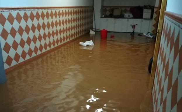 Una vivienda, inundada en La Ribera. 