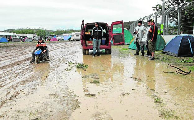 2008. La zona de acampada se convirtió en un barrizal tras el temporal.