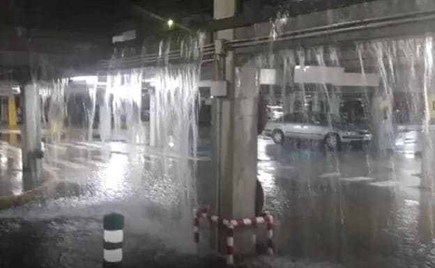 Así quedó el parking del Hospital de la Ribera por la tromba de agua.