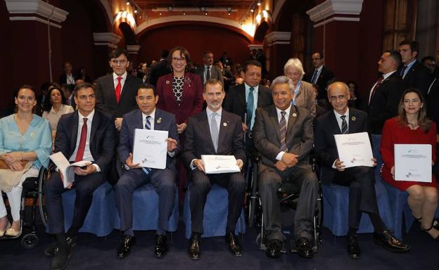 Don Felipe y Pedro Sánchez, entre otros dirigentes, participaron en la entrega del programa iberoamericano sobre discapacidad.