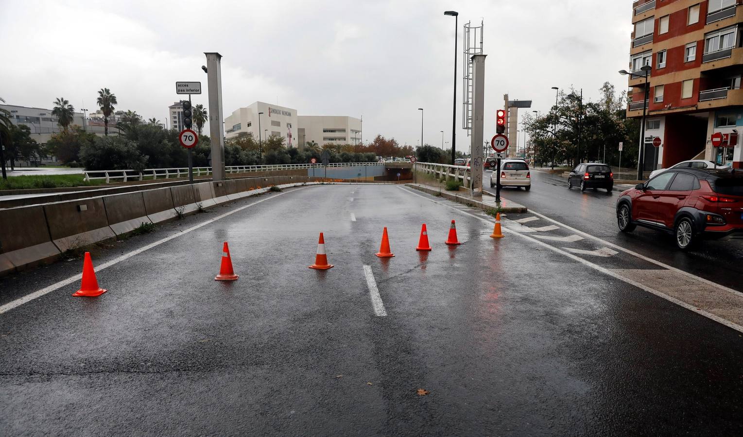 La lluvia descarga con fuerza sobre la capital del Turia durante el mediodía de este viernes