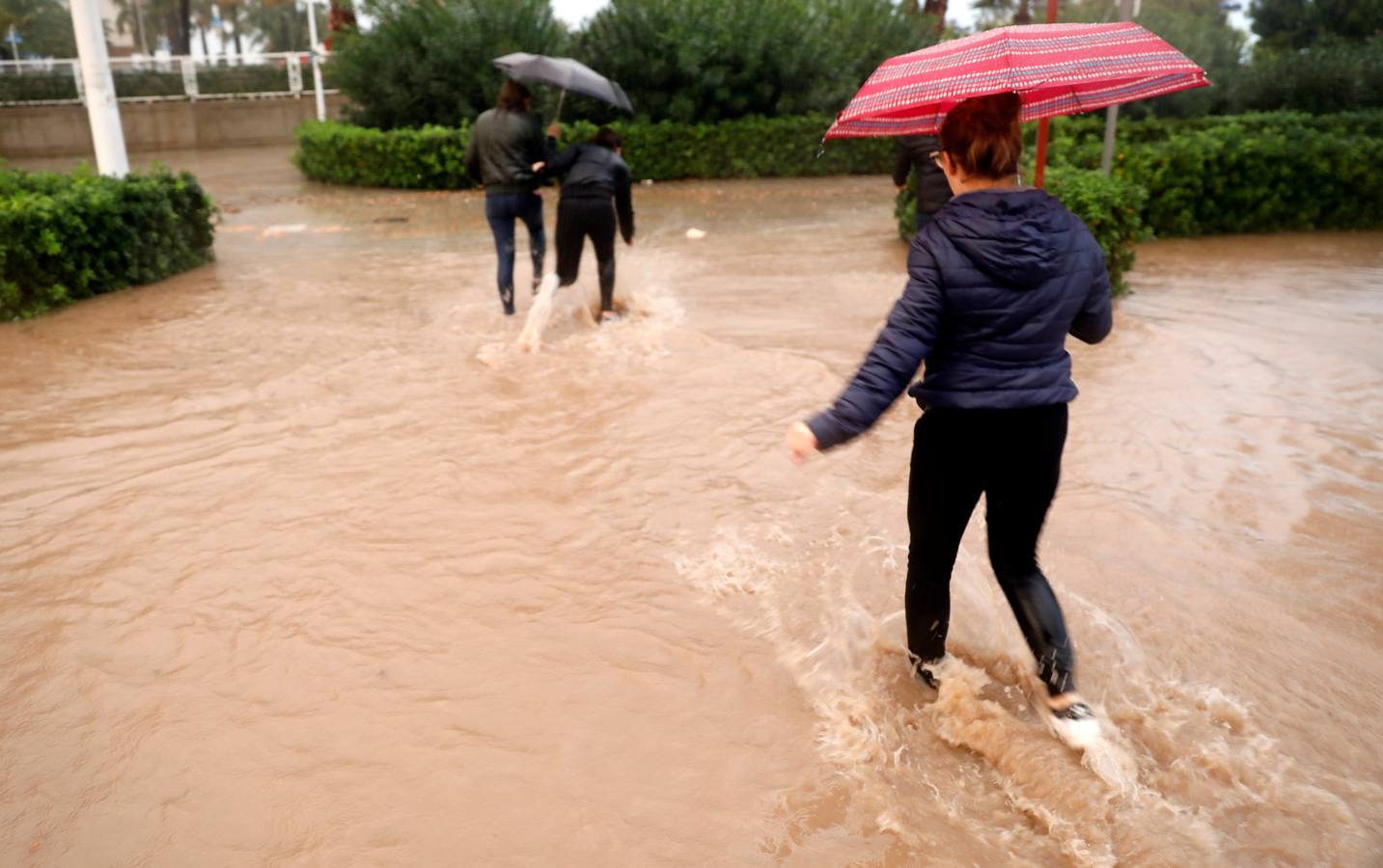 La lluvia descarga con fuerza sobre la capital del Turia durante el mediodía de este viernes