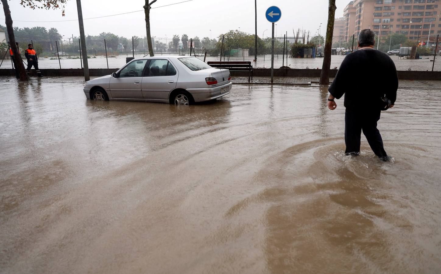 La lluvia descarga con fuerza sobre la capital del Turia durante el mediodía de este viernes