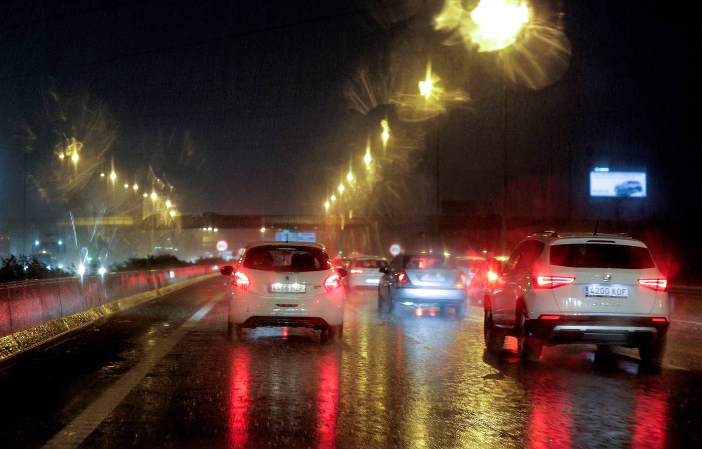 La lluvia descarga con fuerza sobre la capital del Turia durante el mediodía de este viernes