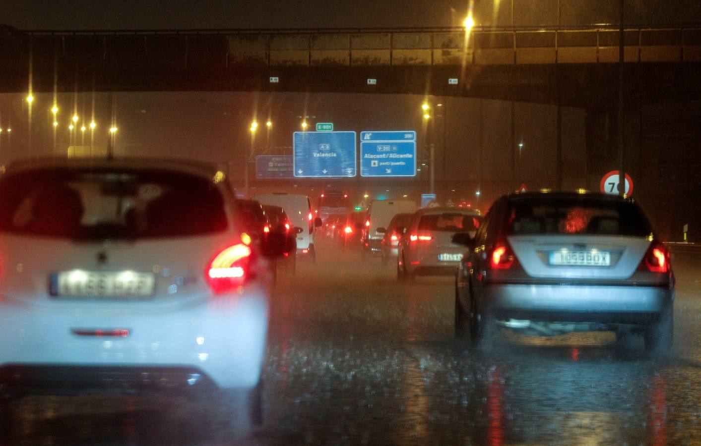 La lluvia descarga con fuerza sobre la capital del Turia durante el mediodía de este viernes