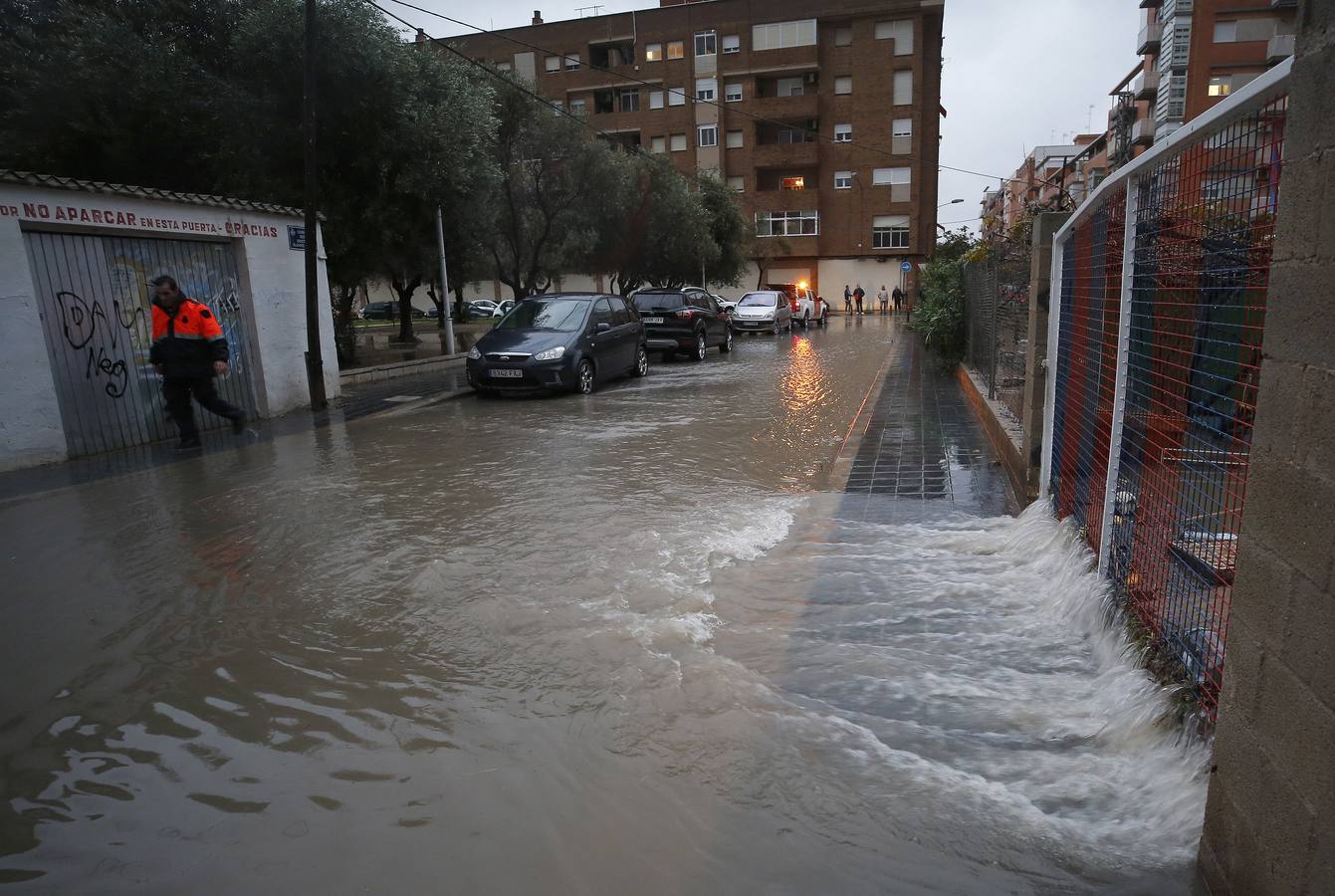 La lluvia descarga con fuerza sobre la capital del Turia durante el mediodía de este viernes