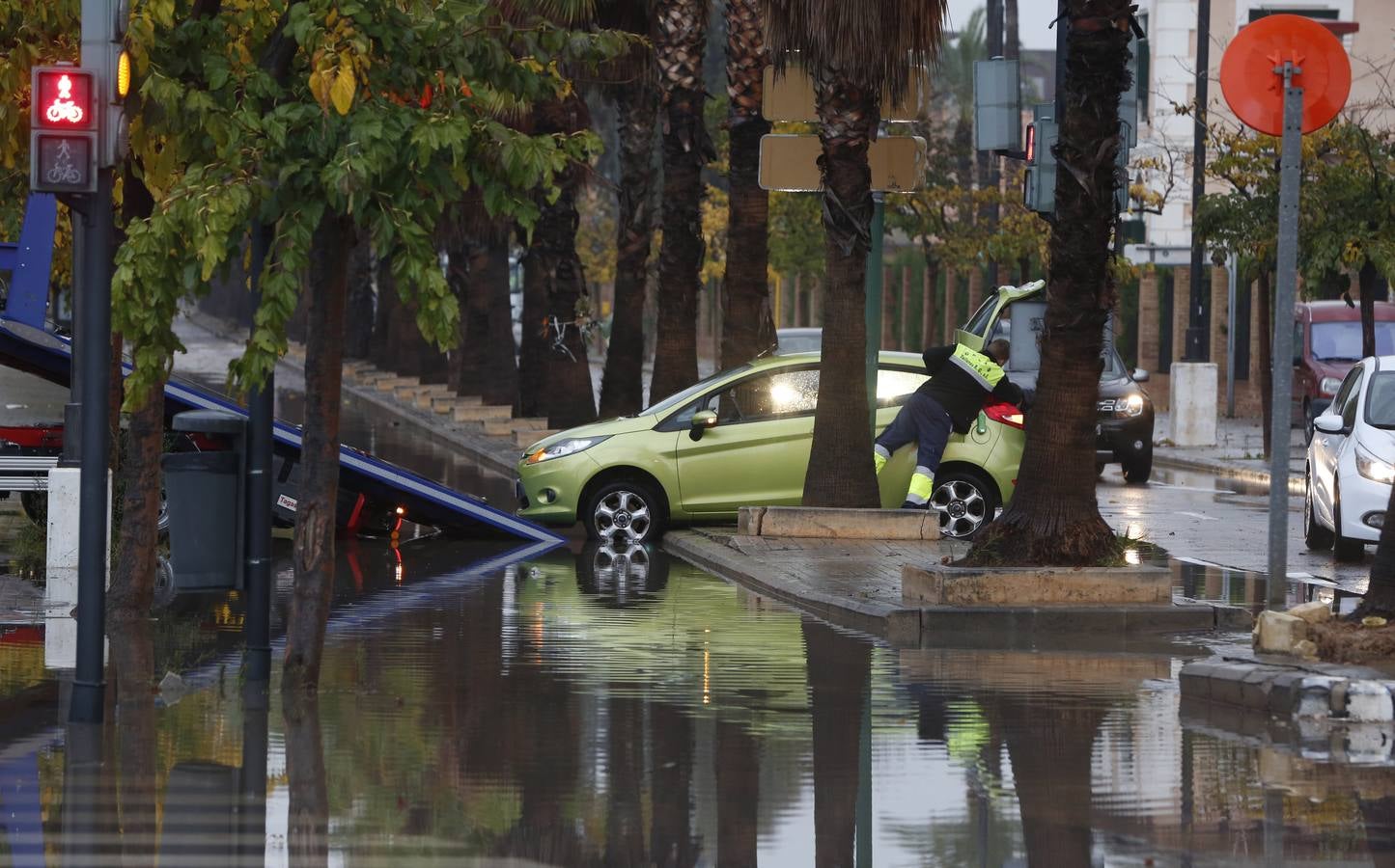 La lluvia descarga con fuerza sobre la capital del Turia durante el mediodía de este viernes