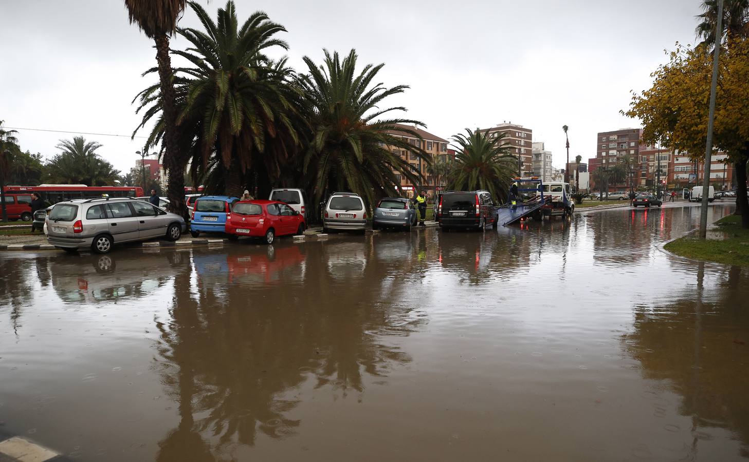 La lluvia descarga con fuerza sobre la capital del Turia durante el mediodía de este viernes