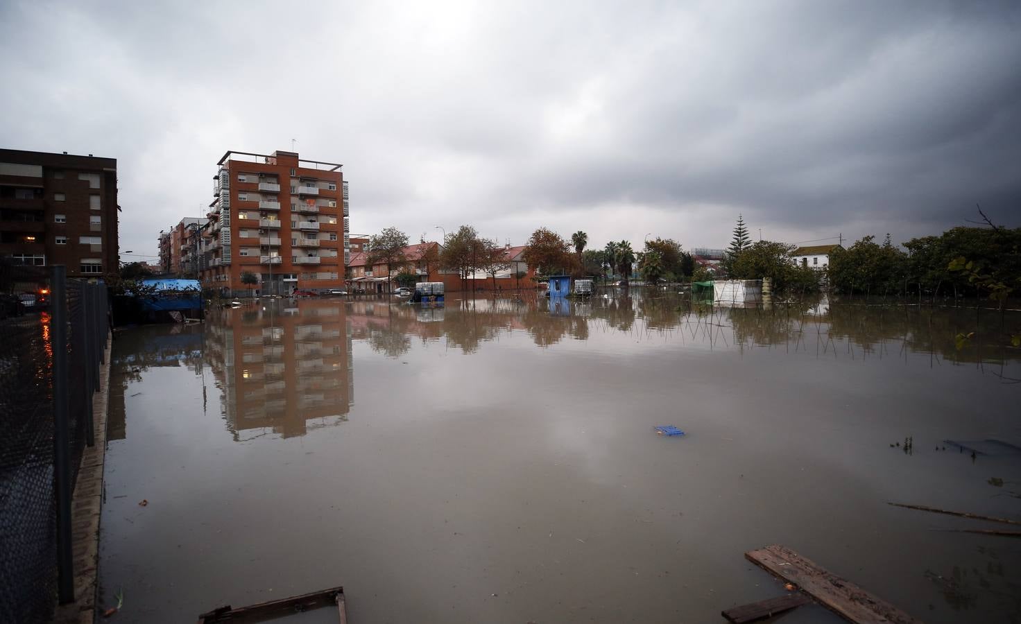 La lluvia descarga con fuerza sobre la capital del Turia durante el mediodía de este viernes