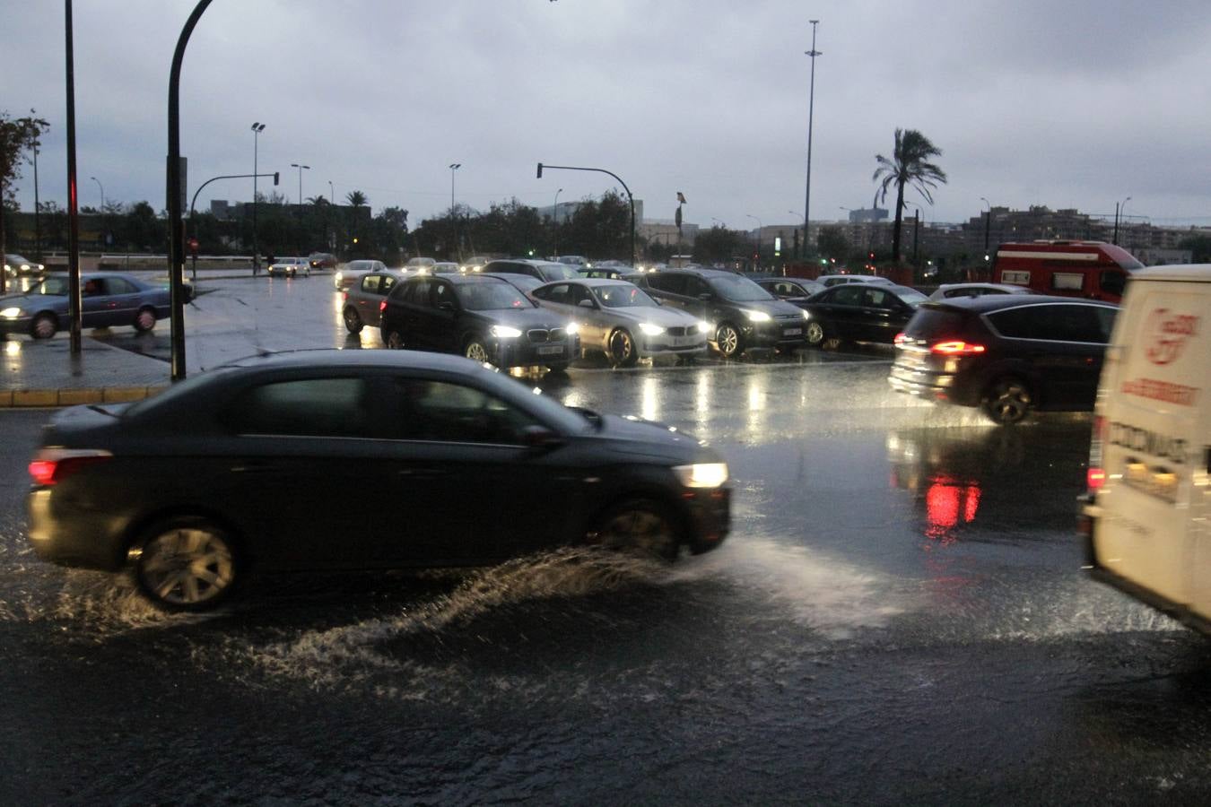 La lluvia descarga con fuerza sobre la capital del Turia durante el mediodía de este viernes