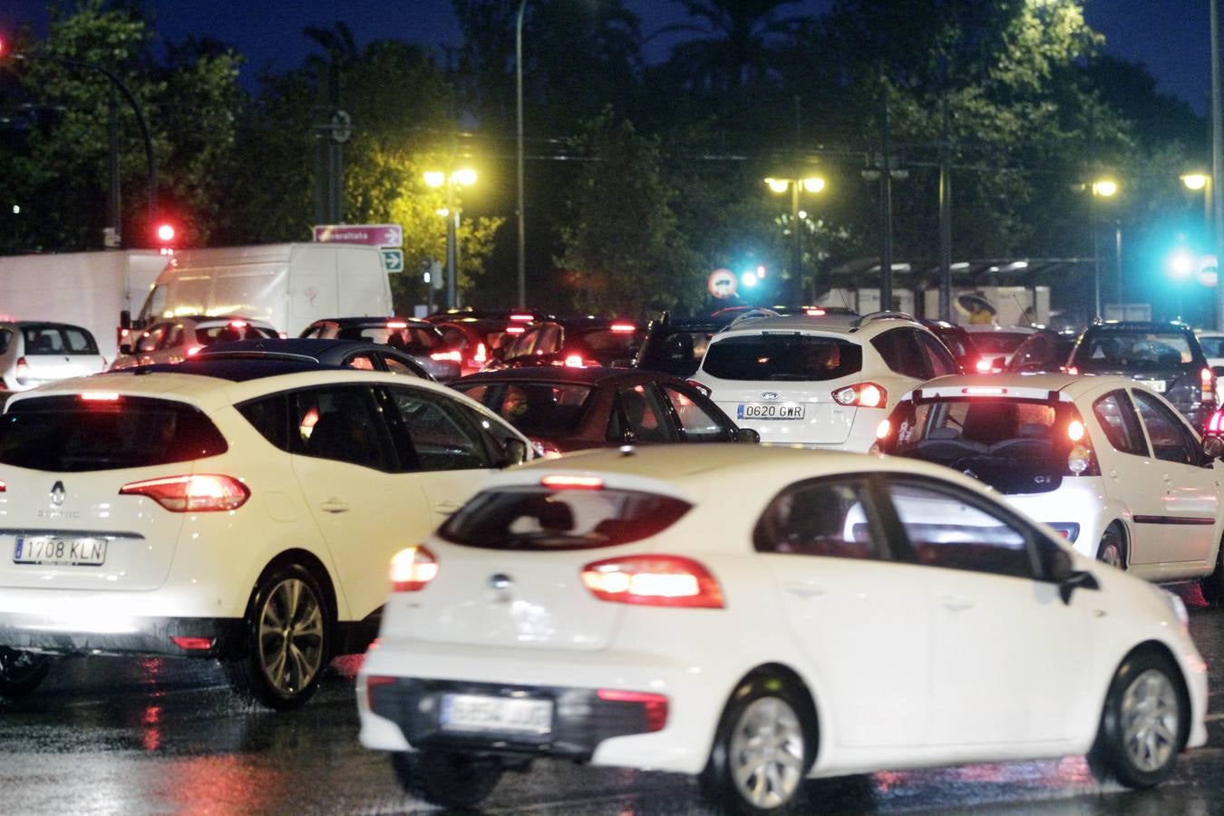 La lluvia descarga con fuerza sobre la capital del Turia durante el mediodía de este viernes