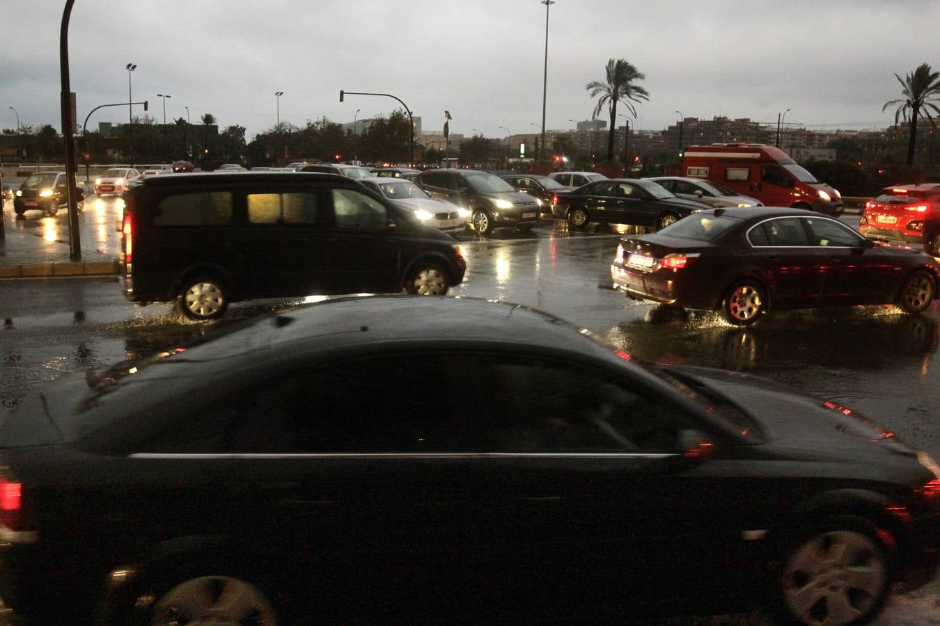 La lluvia descarga con fuerza sobre la capital del Turia durante el mediodía de este viernes